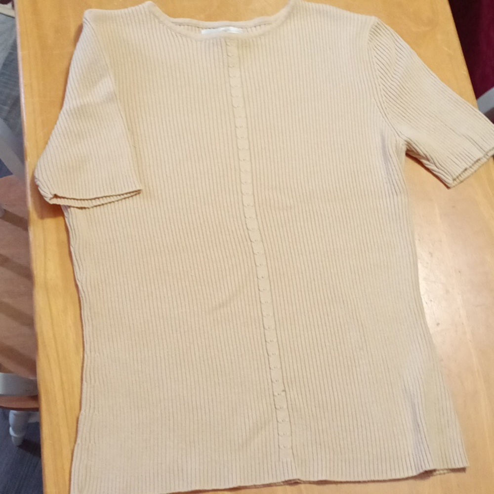 Light mustard yellow sweater short sleeved